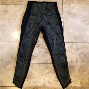 Lululemon size 6 workout pants